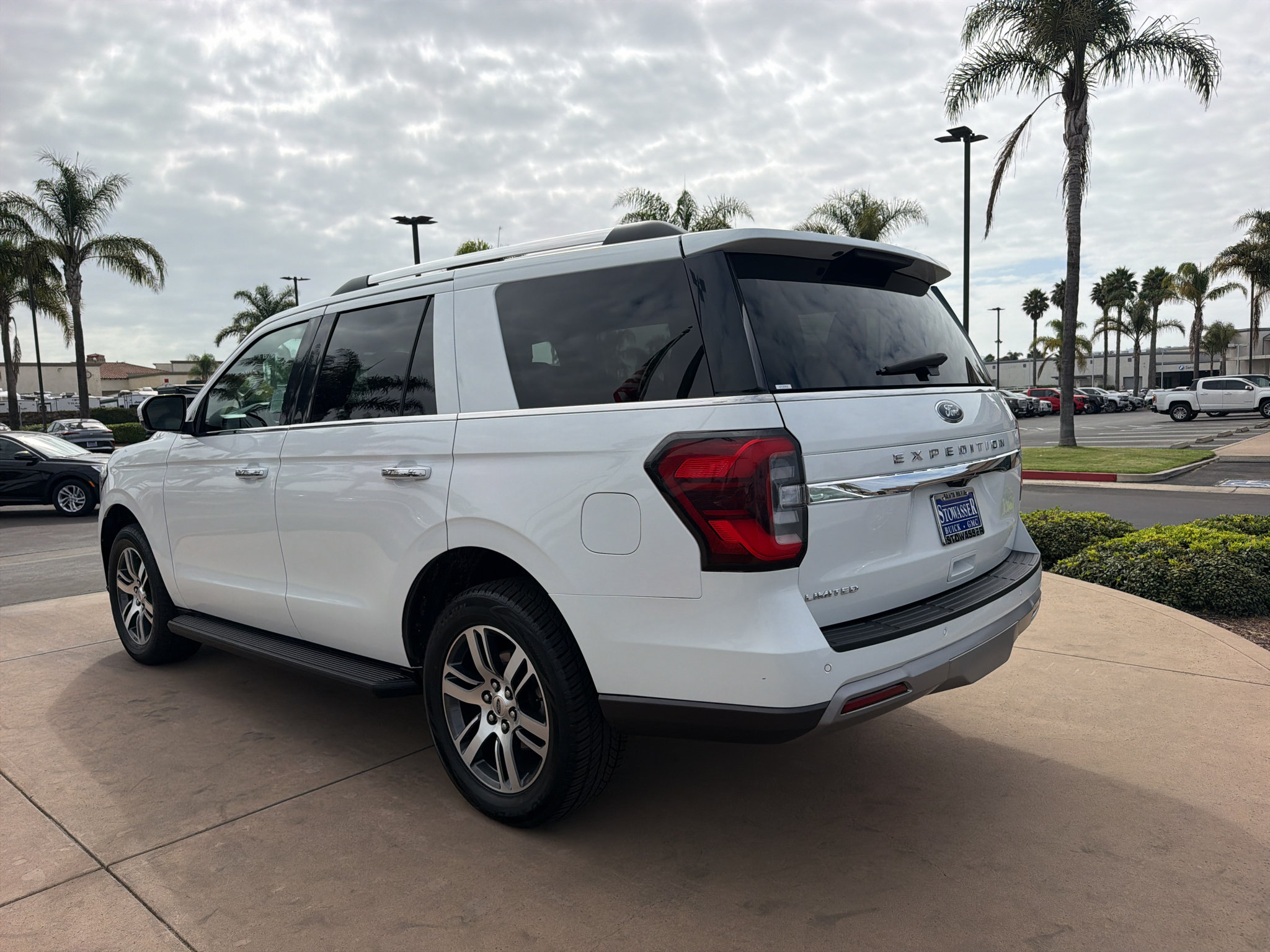 Used 2024 Ford Expedition Limited AWD/4WD image 7