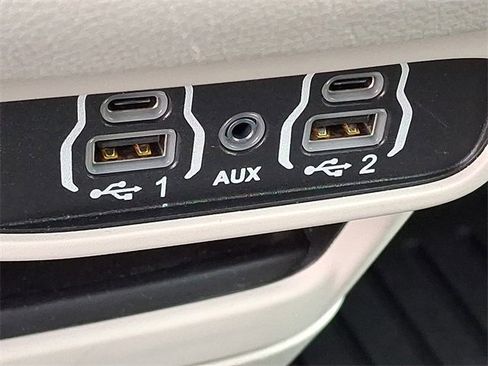 Used 2023 Chrysler Pacifica Touring-L image 21