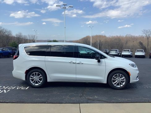 New 2026 Chrysler Pacifica Select image 4