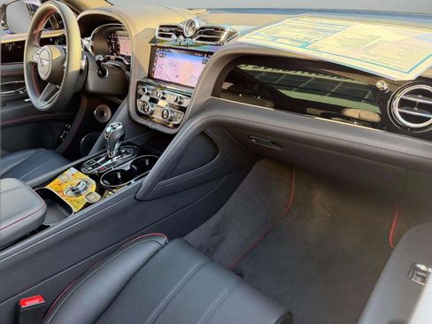 Certified 2024 Bentley Bentayga image 2