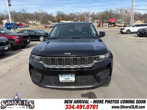 Used 2023 Jeep Grand Cherokee Laredo image 3