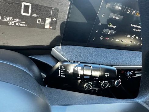 Used 2025 Nissan Kicks SV FWD image 27