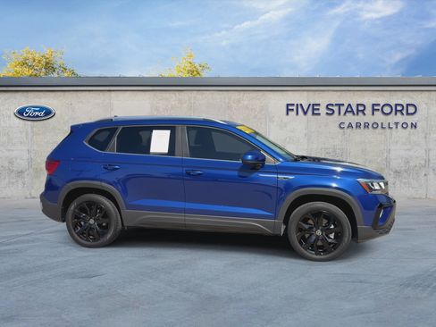Used 2023 Volkswagen Taos SE w/ Panoramic Sunroof Package FWD image 9
