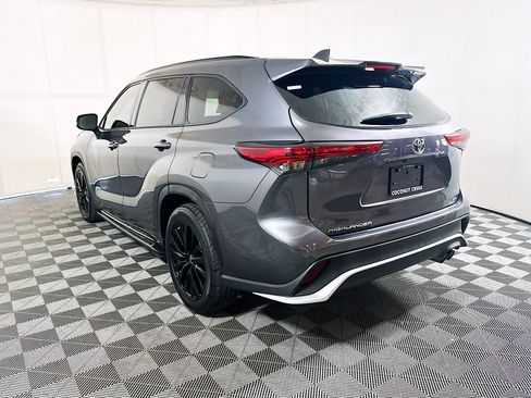 Used 2023 Toyota Highlander XSE FWD image 5