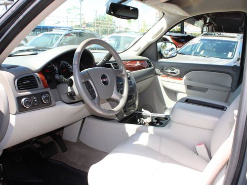 Used 2011 GMC Yukon XL SLT w/ SLT-2 Equipment Package AWD/4WD image 12