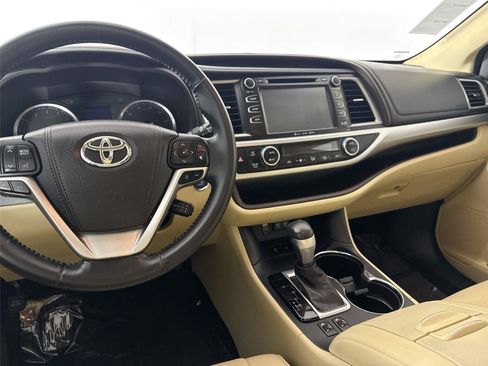 Used 2017 Toyota Highlander XLE FWD image 32