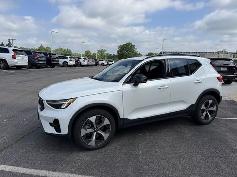 Used 2023 Volvo XC40 B5 Plus w/ Protection Package Premier AWD/4WD image 6