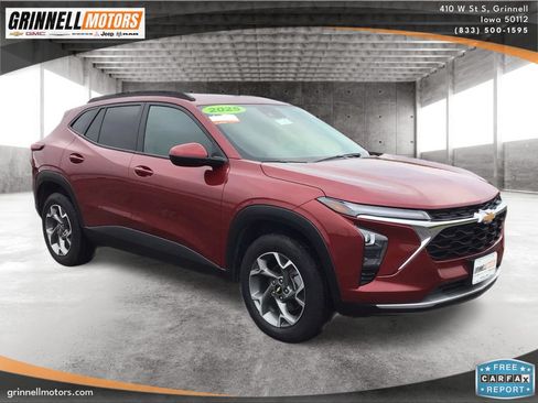 Used 2025 Chevrolet Trax LT FWD image 3