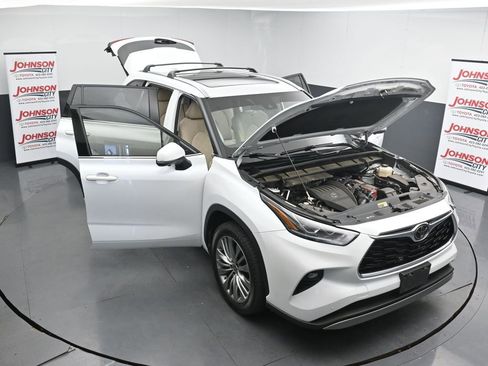 Used 2023 Toyota Highlander Platinum image 25