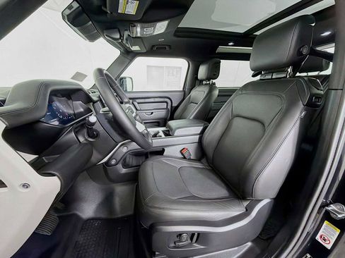 Used 2025 Land Rover Defender 90 X-Dynamic SE image 11