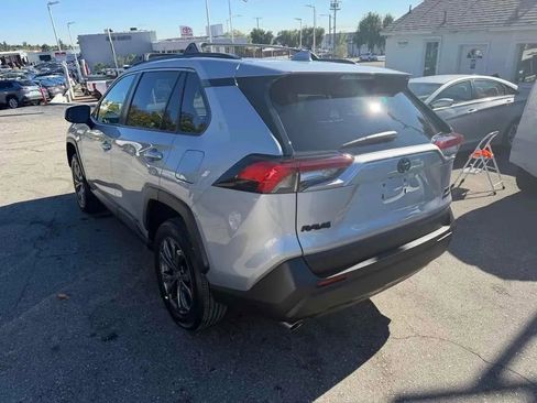Used 2022 Toyota RAV4 XLE Premium AWD/4WD image 4