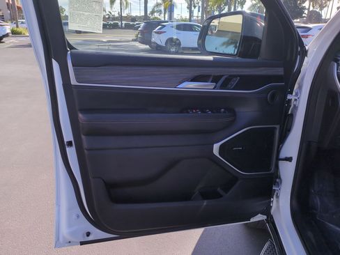 Used 2024 Jeep Wagoneer L Series III w/ Flexible Seating Group image 14