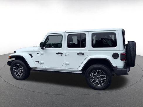 Used 2025 Jeep Wrangler Unlimited Sahara AWD/4WD image 9