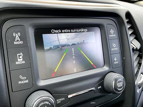 Used 2016 Jeep Cherokee Sport image 24