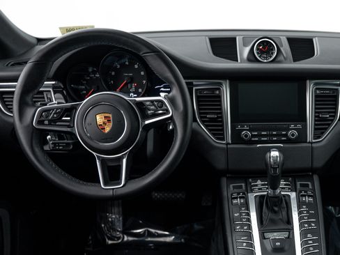 Used 2018 Porsche Macan AWD/4WD image 23