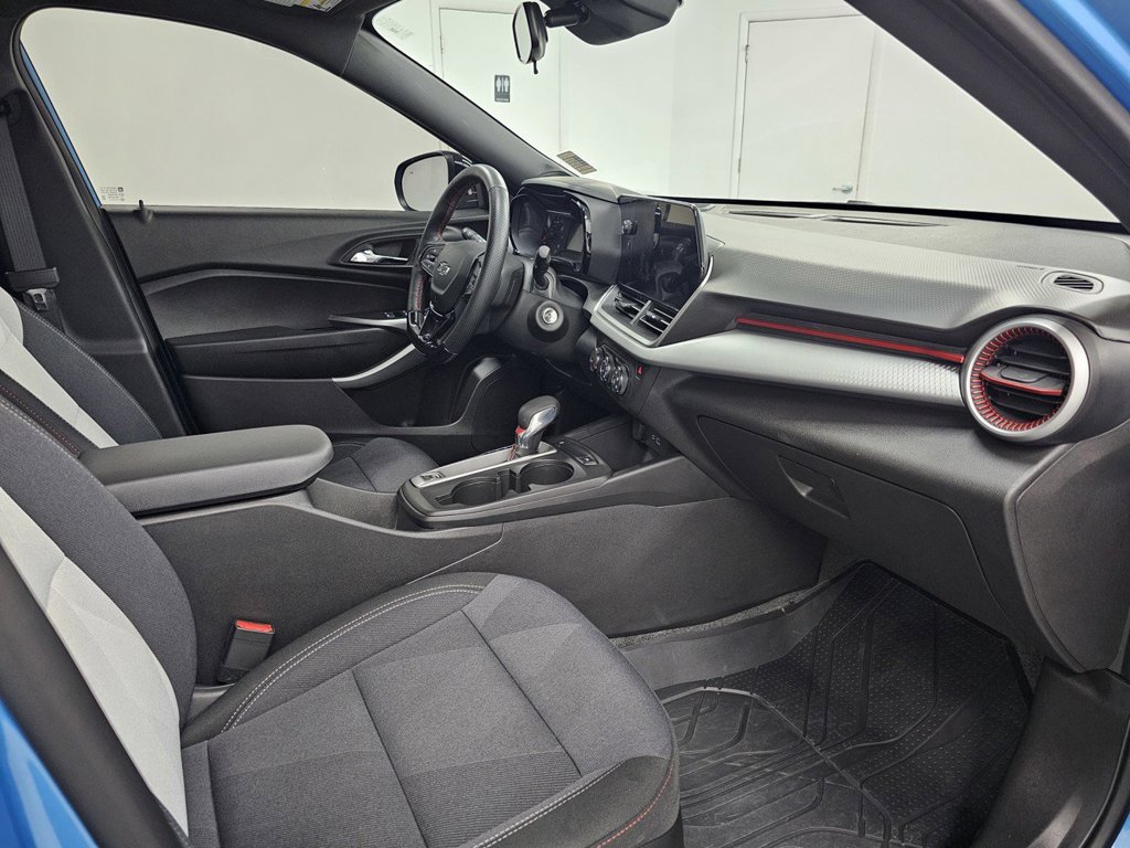 Used 2025 Chevrolet Trax RS w/ Sunroof Package FWD image 25