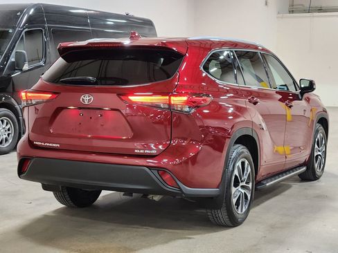 Used 2022 Toyota Highlander XLE image 8