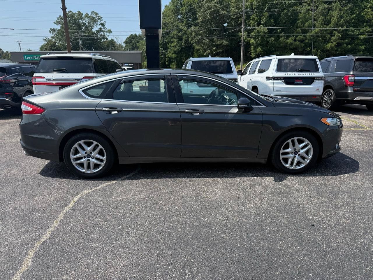 Used 2016 Ford Fusion SE w/ Equipment Group 202A FWD image 3