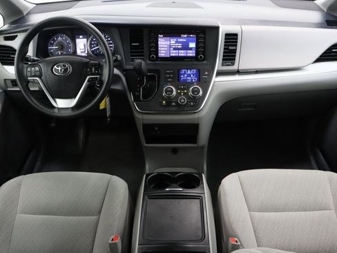 Used 2018 Toyota Sienna LE FWD image 28