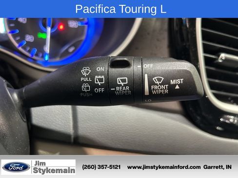 Used 2024 Chrysler Pacifica Touring-L FWD image 22
