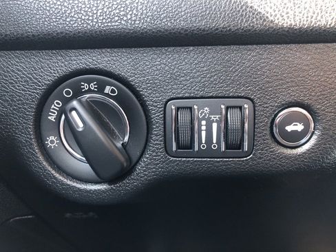 Used 2018 Chrysler 300 Touring L image 19