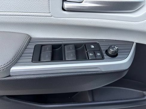 Used 2026 Toyota Sienna XLE FWD image 11