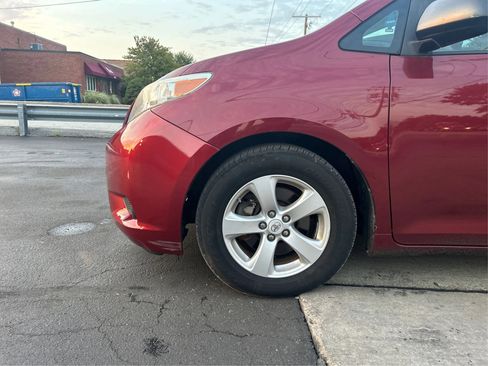 Used 2011 Toyota Sienna CE image 21