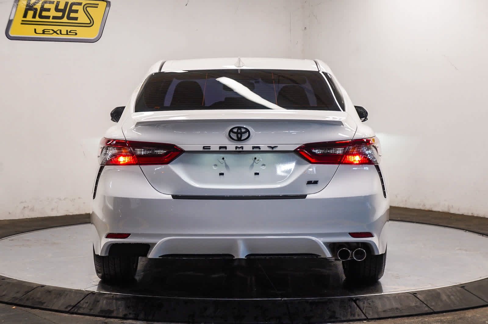 Used 2024 Toyota Camry SE w/ Convenience Package FWD image 3