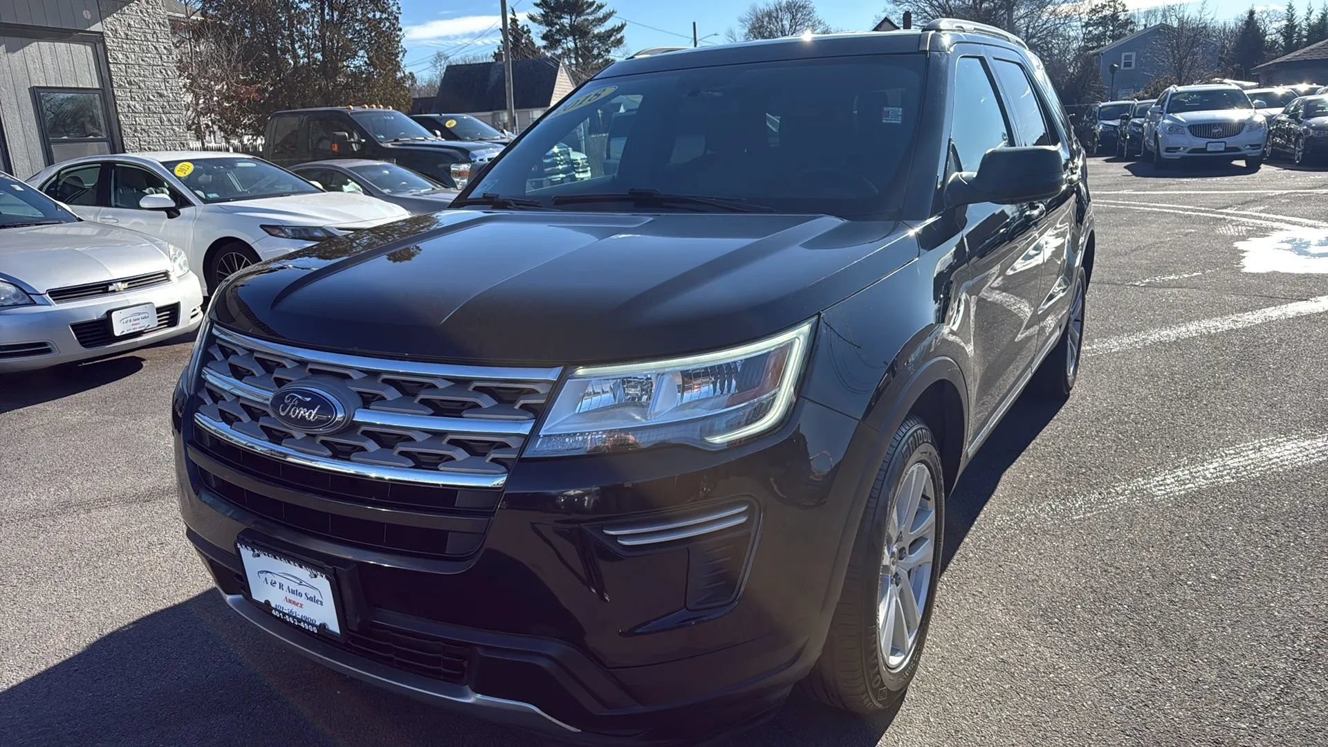 Used 2018 Ford Explorer XLT AWD/4WD image 3
