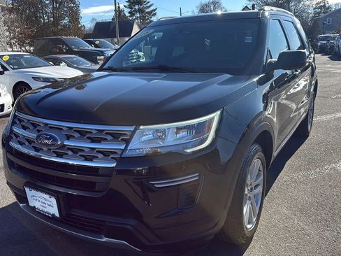 Used 2018 Ford Explorer XLT AWD/4WD image 3
