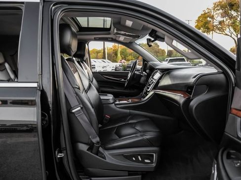 Used 2015 Cadillac Escalade Luxury image 34