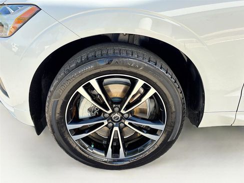 Used 2020 Volvo XC60 T6 Momentum image 32