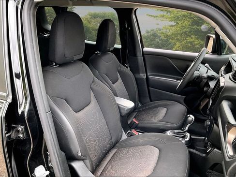 Used 2023 Jeep Renegade Latitude AWD/4WD image 7
