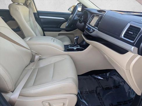 Used 2017 Toyota Highlander XLE image 24