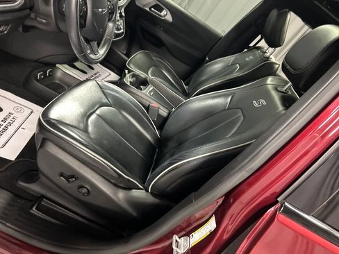 Used 2019 Chrysler Pacifica Limited w/ S Appearance Package FWD image 12