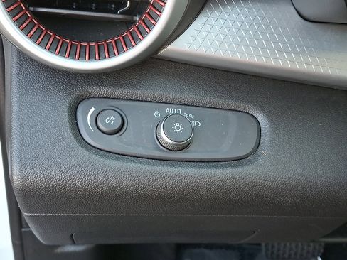 Certified 2025 Chevrolet Trax RS w/ Sunroof Package image 28