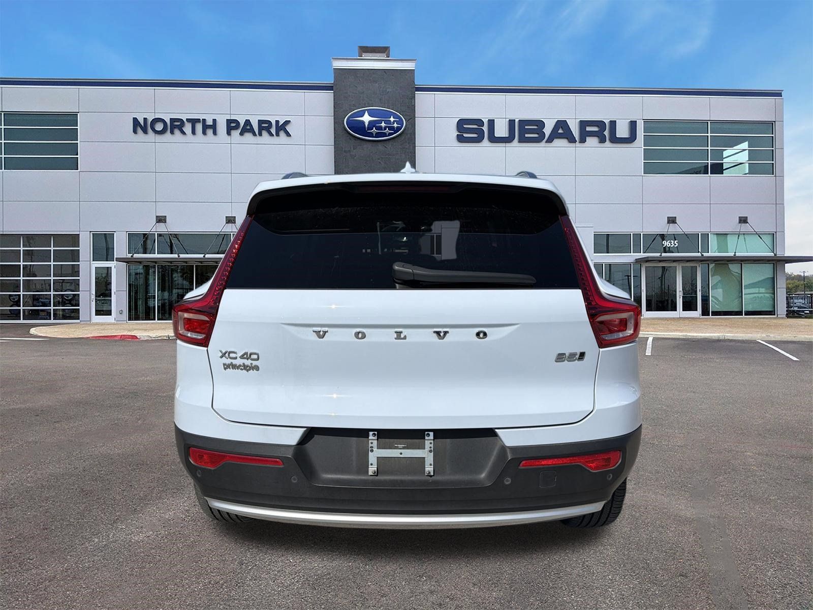 Used 2025 Volvo XC40 B5 Plus AWD/4WD image 4