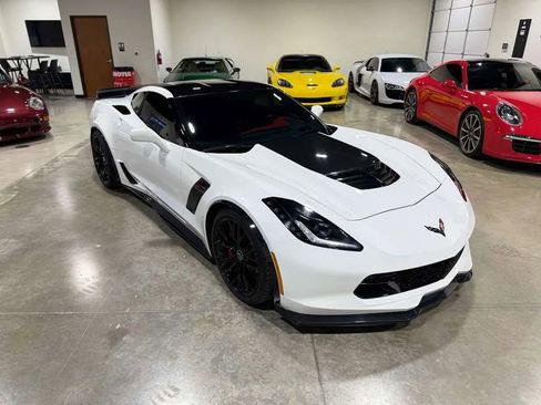 Used 2015 Chevrolet Corvette Z06 w/ 3LZ Preferred Equipment Group image 2