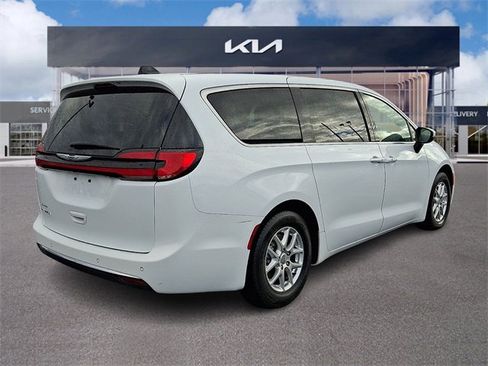 Used 2023 Chrysler Pacifica Touring-L image 6