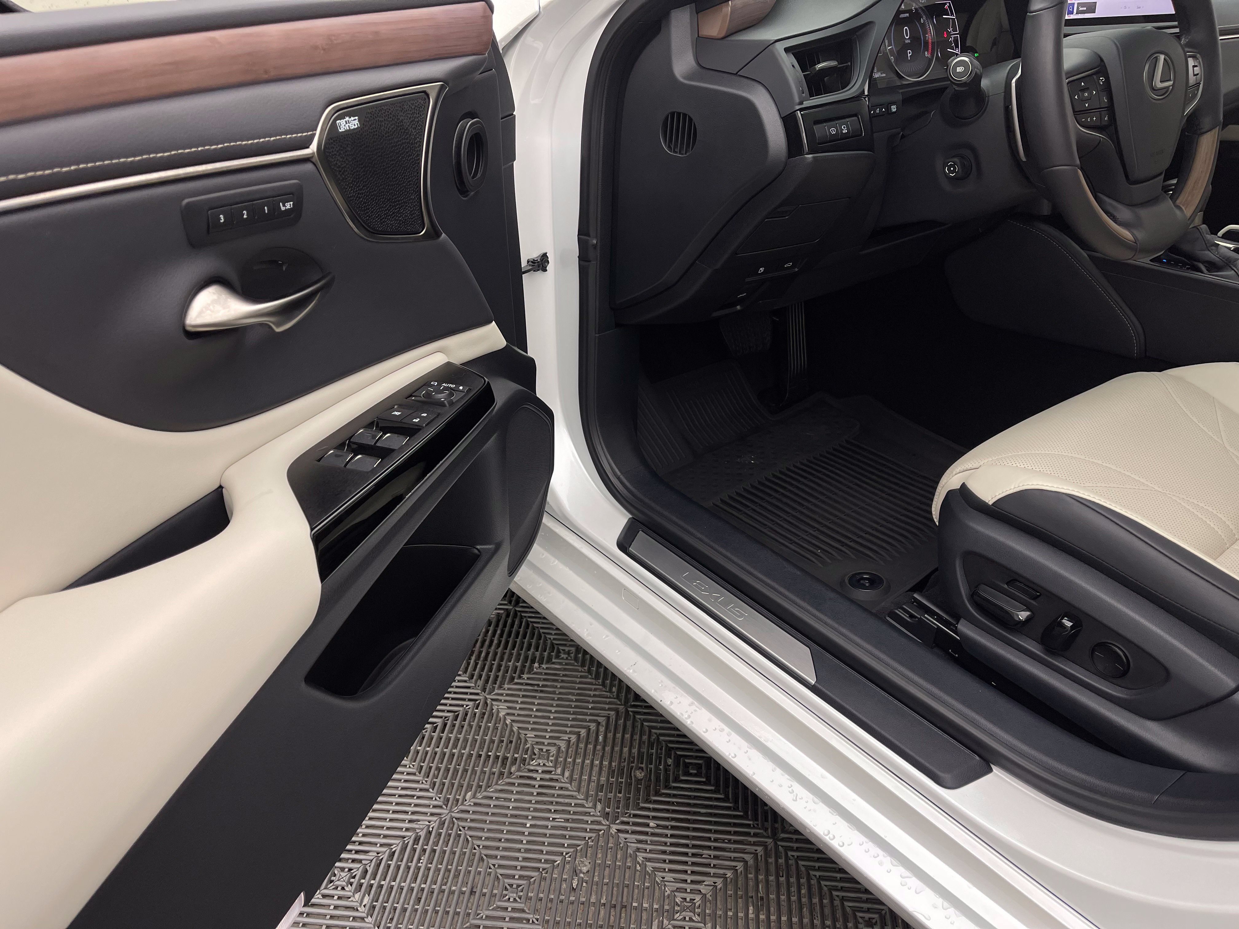 Used 2024 Lexus ES 350 Ultra Luxury w/ Accessory Package (Z2) FWD image 17