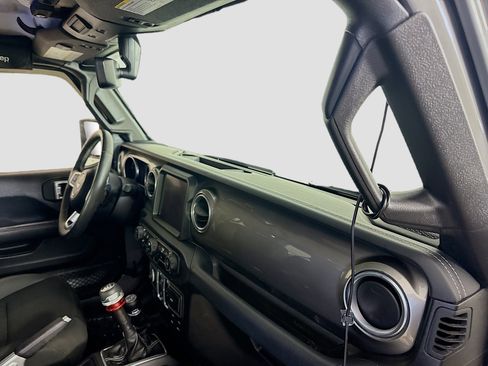 Used 2018 Jeep Wrangler Unlimited Sahara image 30