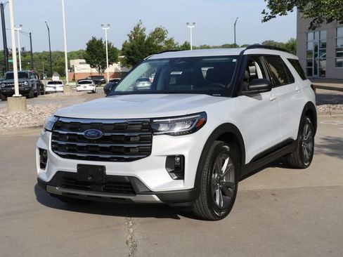 New 2026 Ford Explorer Active w/ Active Comfort Package AWD/4WD image 3