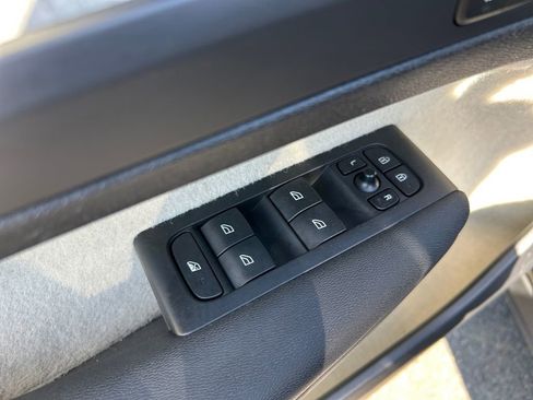 Used 2023 Volvo XC40 B5 Plus image 24