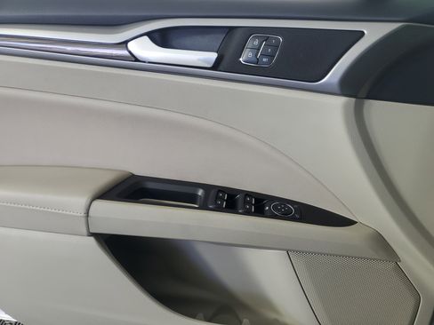 Used 2017 Ford Fusion SE w/ Fusion SE Technology Package image 28