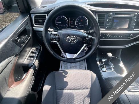 Used 2019 Toyota Highlander LE AWD/4WD image 4