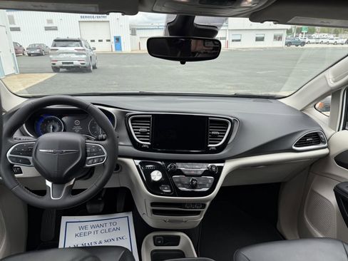 Used 2023 Chrysler Pacifica Touring-L FWD image 20