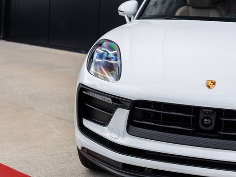 New 2026 Porsche Macan AWD/4WD image 18