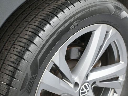 Certified 2024 Volkswagen Atlas Cross Sport SEL R-Line AWD/4WD image 16