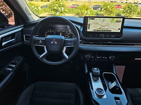 Used 2025 Mitsubishi Outlander SE image 23