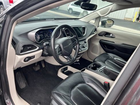 Used 2022 Chrysler Pacifica Touring-L w/ Uconnect Theater Family Group AWD/4WD image 22